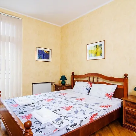 Vip-kvartira Nezavisimosti 19 Apartment *
